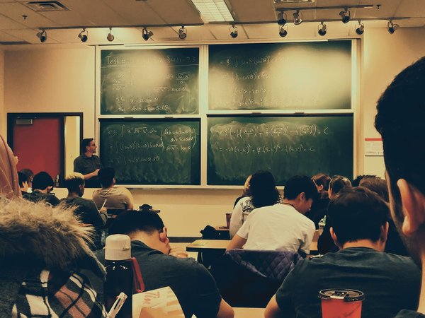 Quels sont les avantages d'une formation en alternance pour les carrières techniques ?